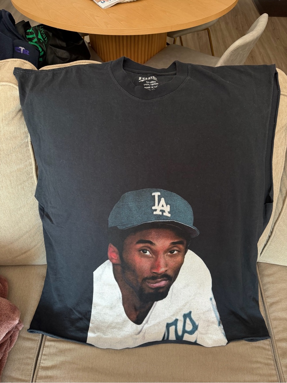 KOBE LA DODGERS GRAPHIC CUT OFF TEE